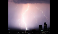 关于电闪雷鸣天气很恶劣的说说(电闪雷鸣风雨交加的夜晚说说)大全