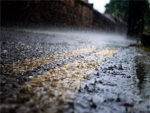 形容下雨天的唯美句子